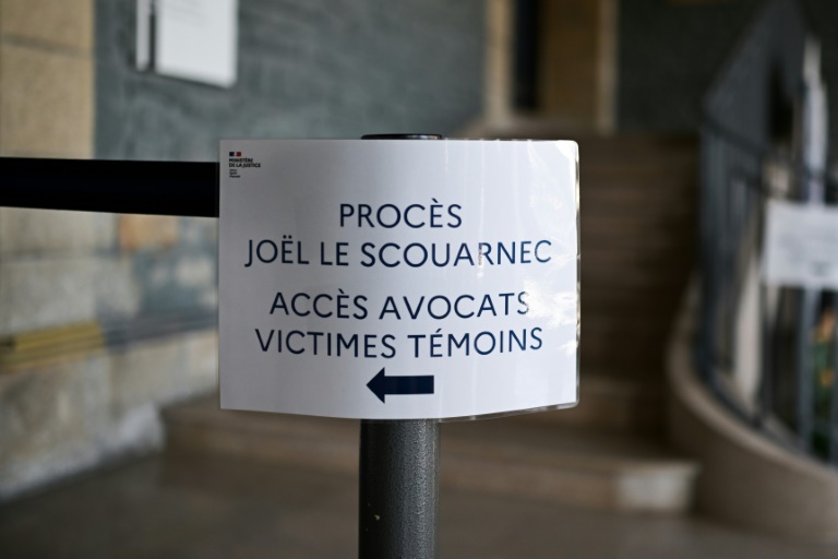 Sur les 299 victimes du chirurgien, pour la plupart mineures au moment des faits, plus de la moitié sont des garçons