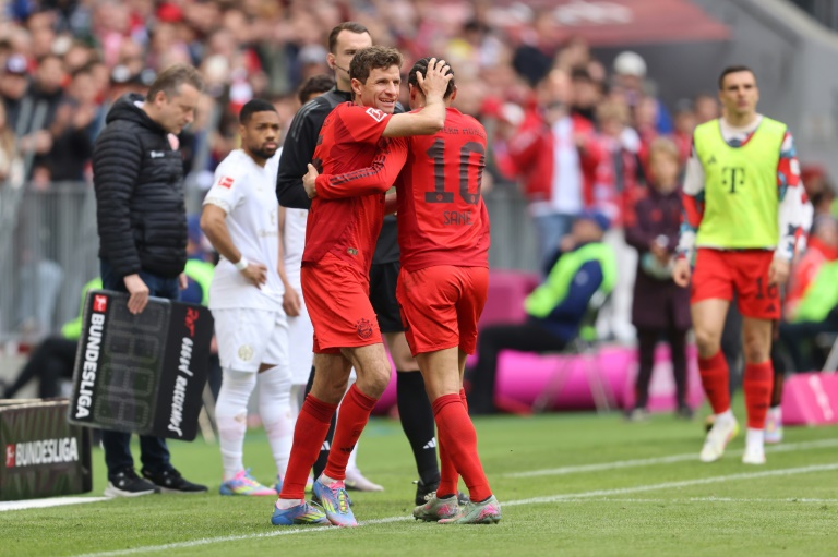 L'attaquant du Bayern Munich Thomas Müller entre en jeu à la place de Leroy Sane lors du match contre Mayence, le 26 avril 2025 à Munich