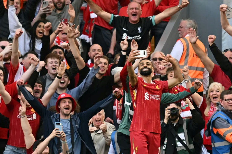 La star égyptienne de Liverpool Mohamed Salah se prend en selfie avec le public après un but inscrit contre Tottenham, en Premier League, le 27 avril 2025 à Anfield