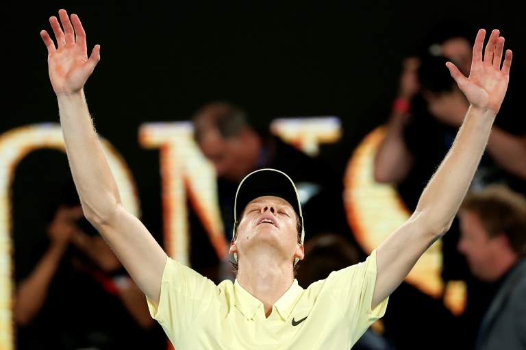 L'Italien Jannik Sinner après sa victoire en finale de l'Open d'Australie 2025 face à l'Allemand Alexander Zverev le 26 janvier 2025 à Melbourne en Australie