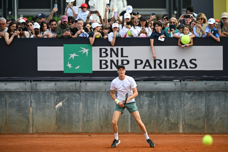 L'Italien Jannik Sinner lors d'une séance d'entraînement avec l'Américain Taylor Fritz avant le Masters 1000 de Rome le 7 mai 2025