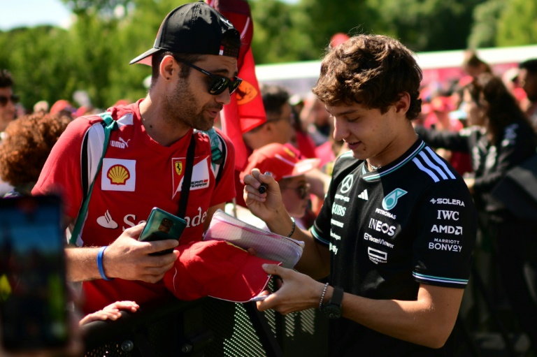 Andrea Kimi Antonelli signe un autographe avant le Grand Prix d'Emilie-Romagne, le 17 mai 2025 à Imola.