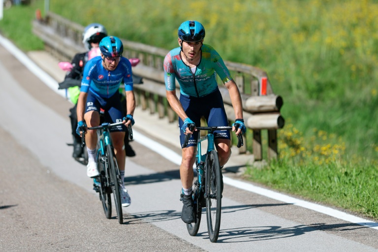 Les coureurs italiens de l'équipe Astana Christian Scaroni (à dr.) et Lorenzo Fortunato dans l'ascension vers la victoire du premier à San Valentino, le 27 mai 2025