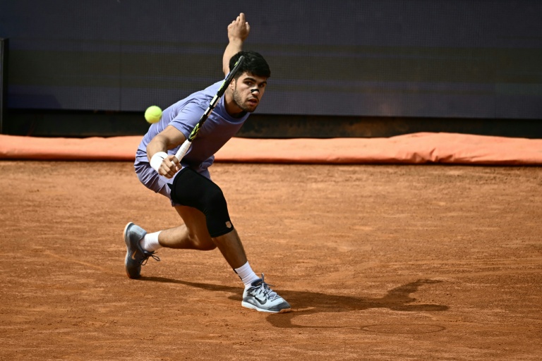 L'Espagnol Carlos Alcaraz retourne un service du Britannique Jack Draper en quarts de finale du Masters 1000 de Rome le 14 mai 2025