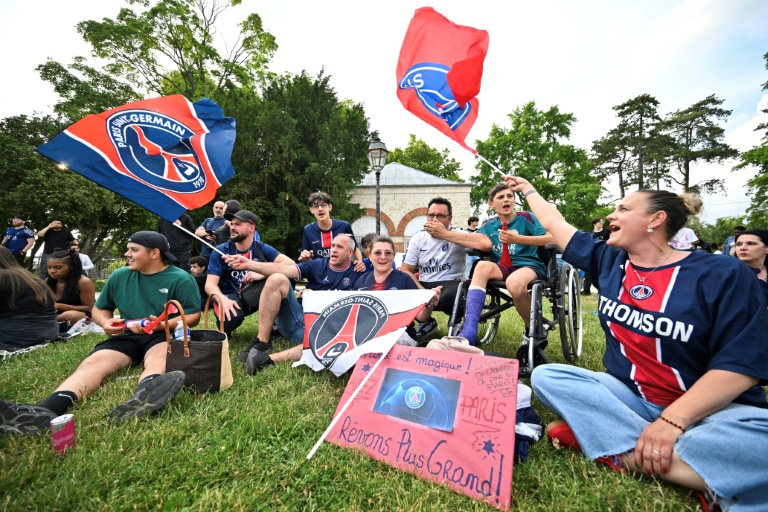 Des supporters du Paris Saint-Germain (PSG) sont rassemblés à Conflans-Sainte-Honorine près de Paris avant la finale de la Ligue des Champions entre le PSG et l'Inter Milan jouée à Munich (Allemagne) le 31 mai 2025.