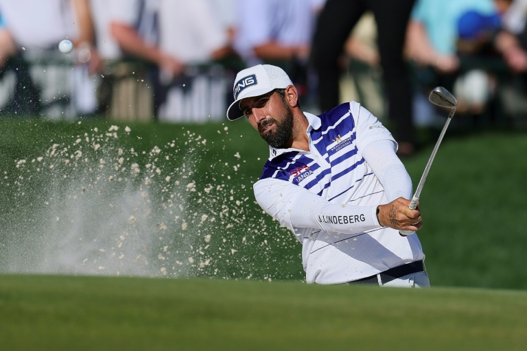 Le Français Matthieu Pavon se sort d'un bunker pendant le dernier tour du championnat PGA à Charlotte, en Caroline du Nord
