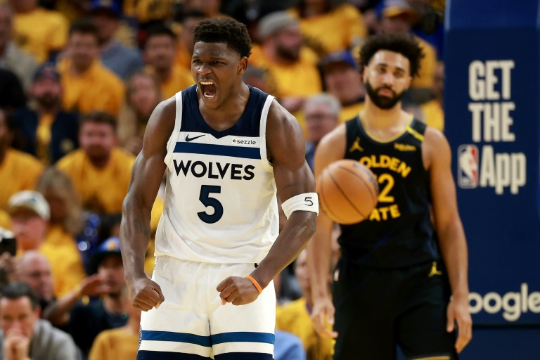 Anthony Edwards (#5) rugit lors de la victoire des Minnesota Timberwolves sur les Golden State Warriors, en match 4 des play-offs, le 12 mai 2025 à San Francisco