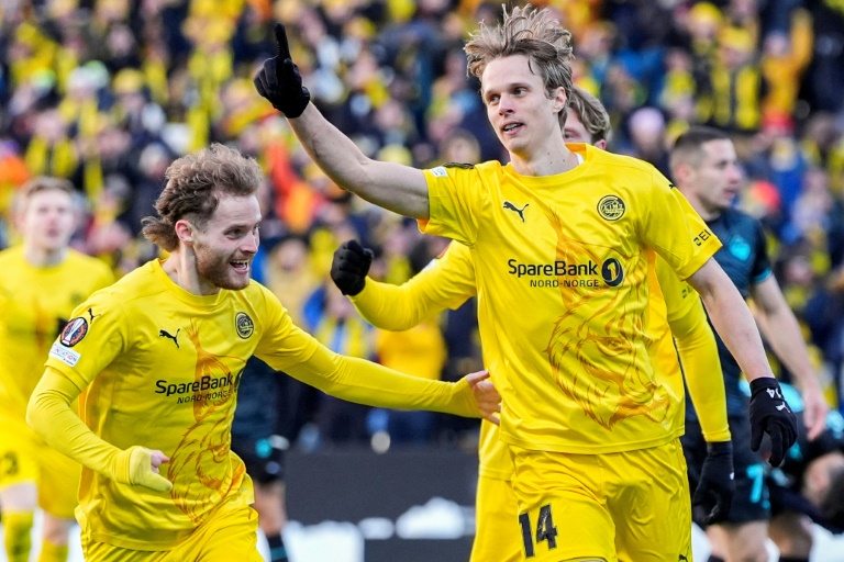 Le milieu de terrain de Bodoe/Glimt Ulrik Saltnes (droite) célèbre son but en quart de finale aller contre la Lzio Rome, le 10 avril 2025