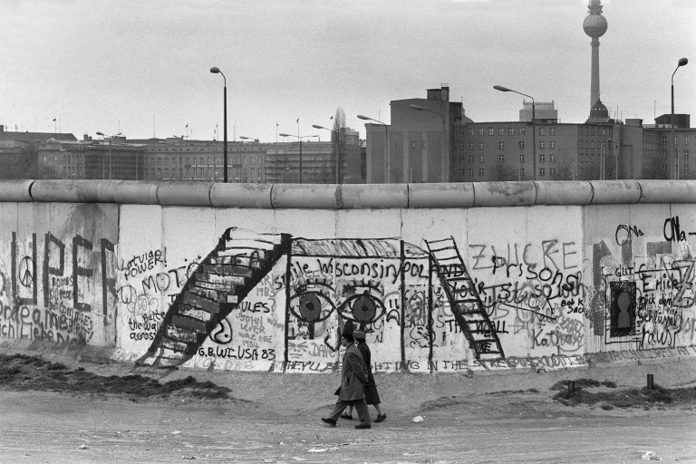 Des graffitis sur le mur de Berlin, du côté Berlin-Ouest, le 20 avril 1984