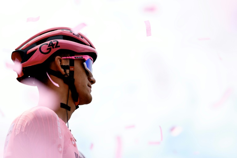 Le Mexicain Isaac Del Toro, porteur du maillot rose, avant la 15e étape du Tour d'Italie à Fiume le 25 mai 2025 en Italie