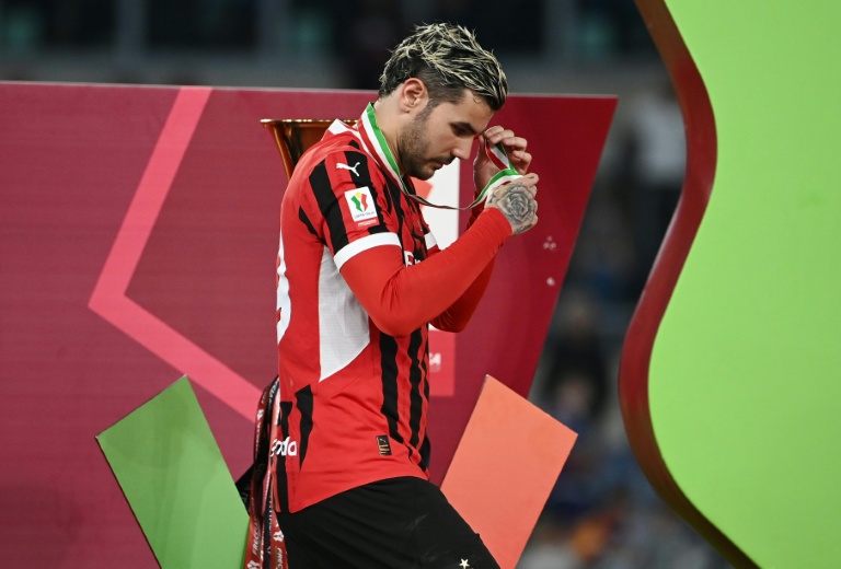 Le défenseur de l'AC Milan Theo Hernandez enlève sa médaille de finaliste de la Coupe d'Italie le 14 mai 2025 à Rome