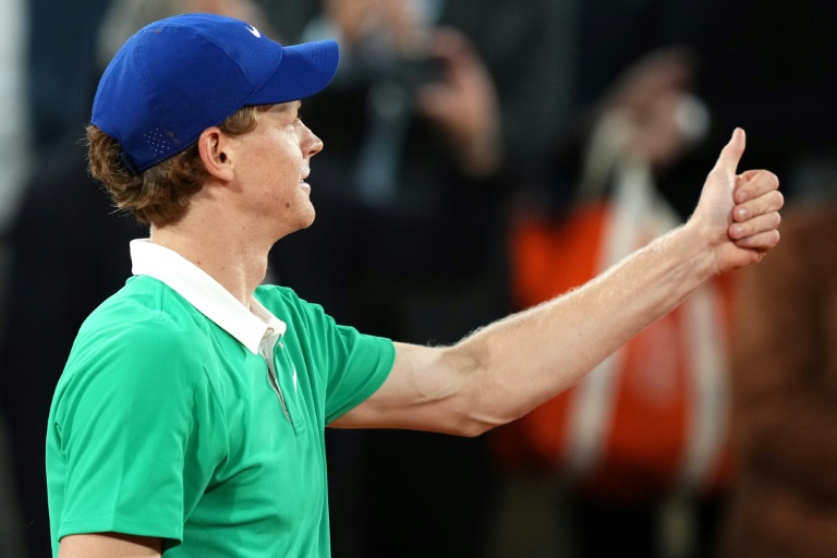 Jannik Sinner fête sa victoire au premier tour de Roland-Garros contre le Français Arthur Rinderknech, le 26 mai 2025