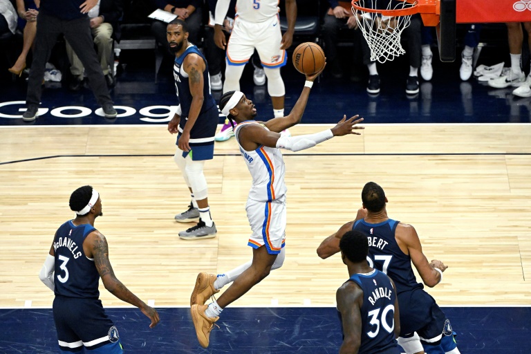 Shai Gilgeous-Alexander (c) lors du match 4 de la finale de conférence Ouest de NBA entre Oklahoma City et Minnesota, le 26 mai 2025 à Minnesota