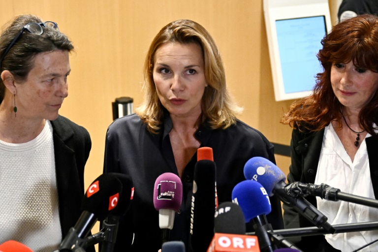 Amélie (c), l'une des plaignantes au procès de l'acteur français Gérard Depardieu, interrogée par la presse au palais de justice de Paris, le 13 mai 2025