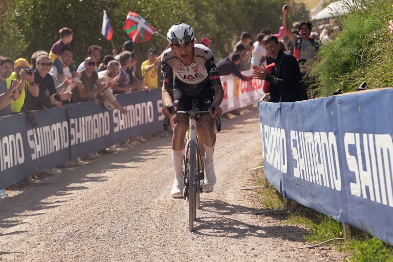 Le jeune Mexicain Isaac Del Toro, 21 ans, nouveau porteur du maillot rose de leader à l'issue de la 9e étape du Tour d'Italie, le 18 mai 2025 à Sienne