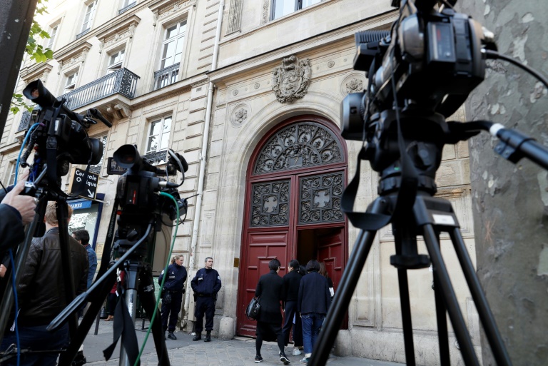 Des caméras de télévision devant l'hôtel où Kim Kardashian s'est fait dérober des bijoux, le 3 octobre 2016 à Paris
