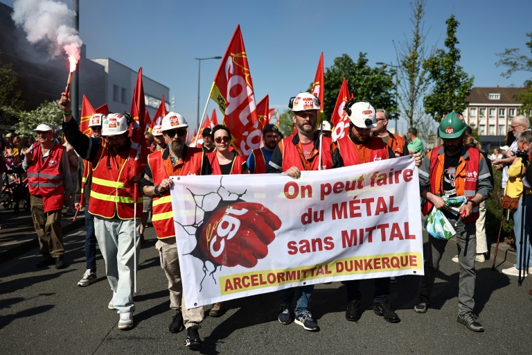 Des membres d'ArcelorMittal et de la CGT défilent à l'occasion de la Journée internationale des travailleurs, le 1er mai 2025 à Dunkerque, dans le Nord