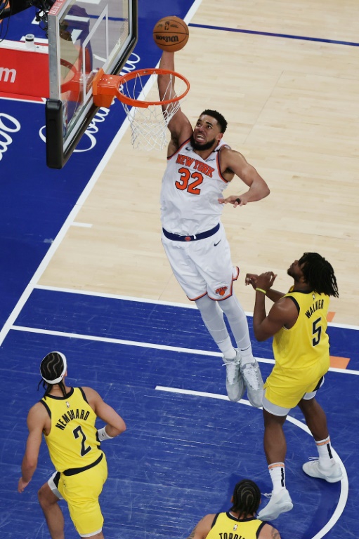 L'intérieur des Knicks Karl-Anthony Towns dunke au cours du match 6 de la finale de conférence Est en NBA contre les Indiana Pacers le 29 mai au Madison Square Garden à New York City