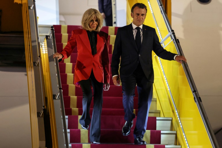 Emmanuel Macron et son épouse Brigitte, débarquent de l'avion présidentiel à Hanoï (Vietnam) le 25 mai 2025