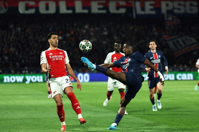 Willian Pacho dégage un ballon devant Mikel Merino lors de la demi-finale retour de Ligue de champions contre Arsenal au Parc des Princes le 7 mai.