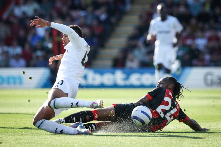 Le défenseur ghanéen de Bournemouth Antoine Semenyo tacle le milieu d'Aston Villa Jacob Ramsey samedi lors du match de Premier League entre les deux équipes à Bournemouth.
