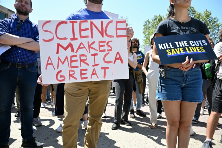 Des étudiants et des chercheurs rassemblés lors d'une manifestation contre les coupes budgétaires de l'administration Trump sur la recherche, la santé et l'enseignement supérieur à l'Université UCLA, à Los Angeles, le 8 avril 2025 en Californie
