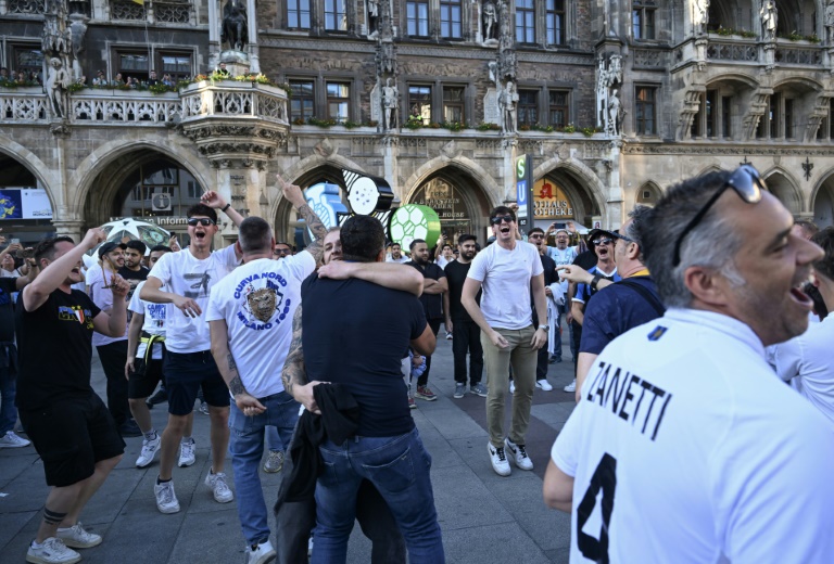 Des supporteurs de l'Inter Milan font la fête vendredi dans le centre de Munich, sur la célèbre Marienplatz.