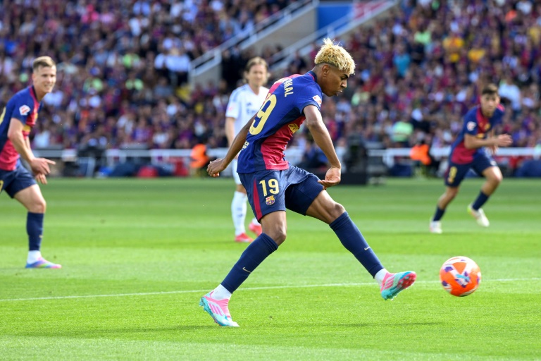 L'attaquant de Barcelone Lamine Yamal a marqué le deuxième but de son équipe dimanche contre le Real Madrid en championnat d'Espagne, au stade olympique de Barcelone.