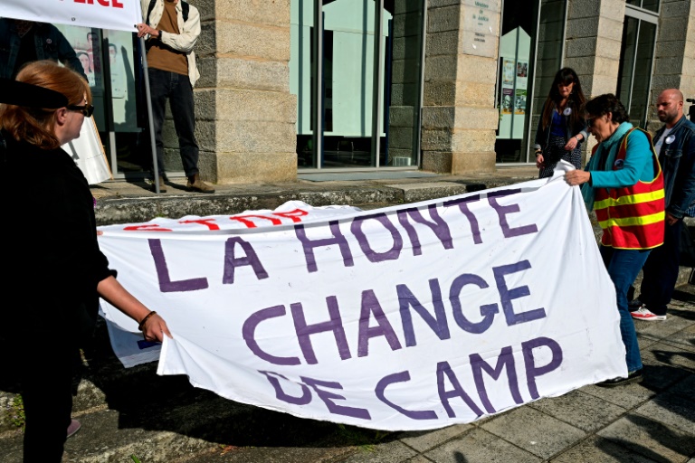 Manifestation devant la cour criminelle du Morbihan à Vannes, le 19 mai 2025, pendant le procès de l'ex-chirurgien pédocriminel Joël Le Scouarnec