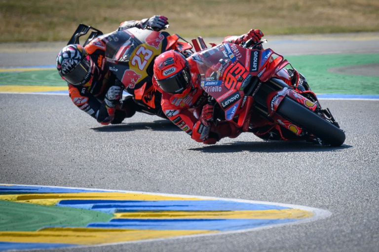 Marc Marquez (au premier plan) s'est qualifié second lors de la Q2 derrière Fabio Quartararo le 10 mai 2025 sur le circuit Bugatti du Mans en France