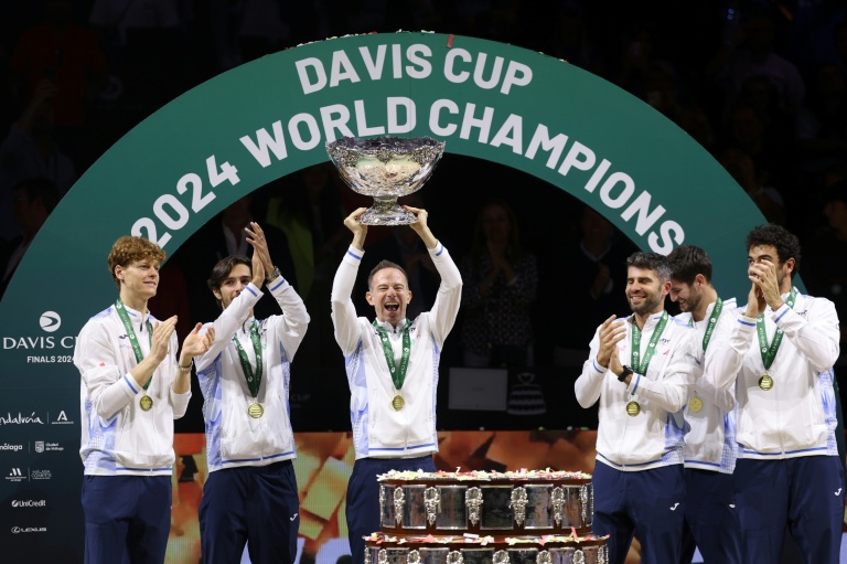 Le capitaine de l'Italie Filippo Volandri soulève le Saladier d'argent après la victoire de son équipe dans la Coupe Davis 2024 le 24 novembre 2024 à Malaga en Espagne