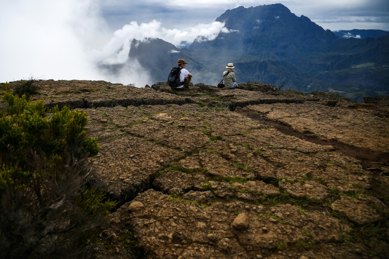 Des touristes profitent de la vue sur le cirque de Mafate depuis les hauteurs de Saint-Paul, à La Réunion, le 27 février 2022