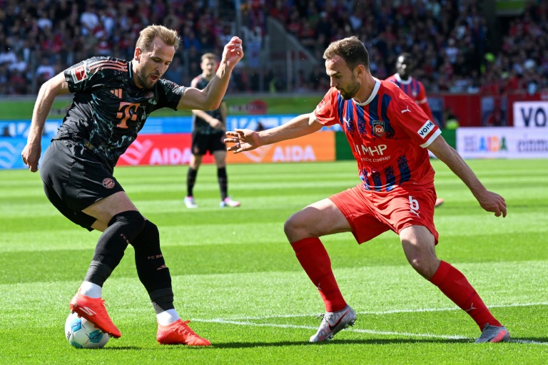 Le joueur anglais du Bayern Munich face au milieu de terrain de Heidenheim Benedikt Gimber en Bundesliga le 4 avril 2025 à Heidenheim