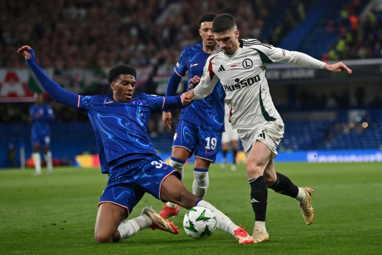 Le défenseur anglais de Chelsea Josh-Kofi Acheampong (gauche) au duel avec le Portugais du Legia Varsovie Ruben Vinagre lors du quart de finale retour de Ligue Conférence, le 17 avril 2025
