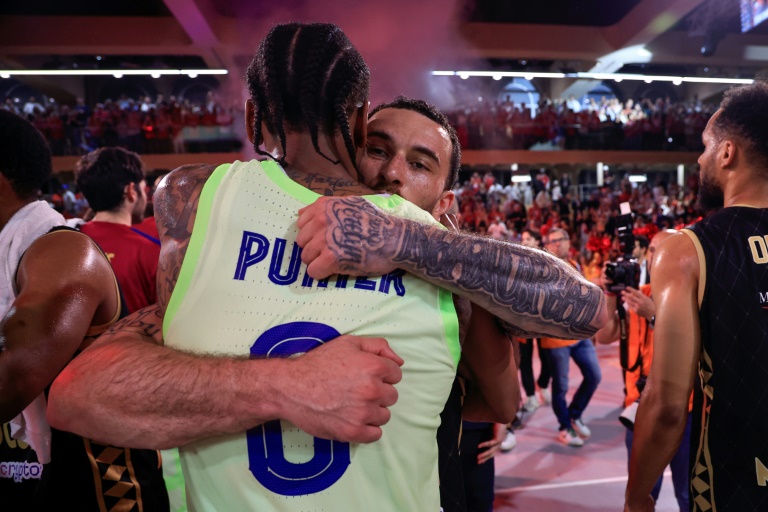 L'accolade entre le meneur de Monaco Mike James et celui de Kevin Punter à l'issue du succès monégasque en Euroligue, le 6 mai 2025