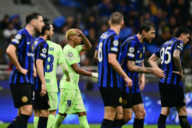 Lamine Yamal (3e à gauche) du Barça dépité après la défaite face à l'Inter Milan en demi-finale retour de Ligue des champions, le 6 mai 2025 à San Siro