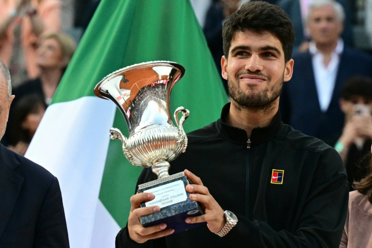 L'ESpagnol Carlos Alcaraz avec le trophée de vainqueur du Masters 1000 de Rome après sa victoire en finale contre l'Italien Jannik Sinner le 18 mai 2025