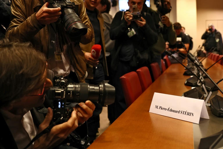 La chaise vide du milliardaire conservateur Pierre-Edouard Stérin devant la commission de l'Assemblée nationale qui souhaitait l'entendre le 20 mai 2025 à Paris