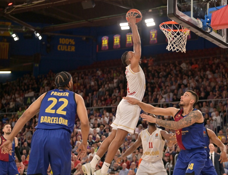 L'ailier américain de Monaco Jaron Blossomgame monte au dunk lors du match contre Barcelone en Euroligue, le le 2 mai 2025 à Barcelone
