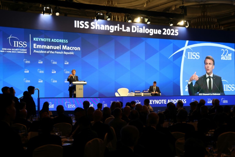 Le président français Emmanuel Macron prononce un discours à l'ouverture du Shangri-La Dialogue Summit à Singapour, le 30 mai 2025