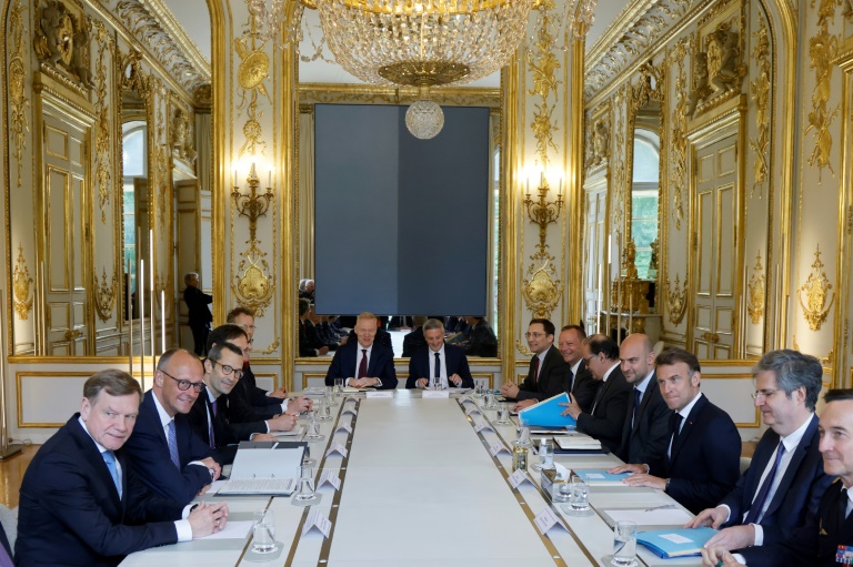 Le président Emmanuel Macron (3e d) et le chancelier allemand nouvellement élu Friedrich Merz (2e g) lors d'une réunion à l'Elysée, le 7 mai 2025 à Paris