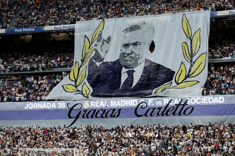 Les supporters du Real Madrid déploient un tifo en hommage à l'entraîneur italien coach Carlo Ancelotti le 24 mai 2025 à Madrid