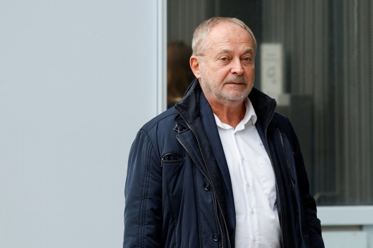 Le sénateur Joël Guerriau quittant le tribunal de Paris, après une confrontation avec la sénatrice Sandrine Josso, Paris, 6 novembre 2024
