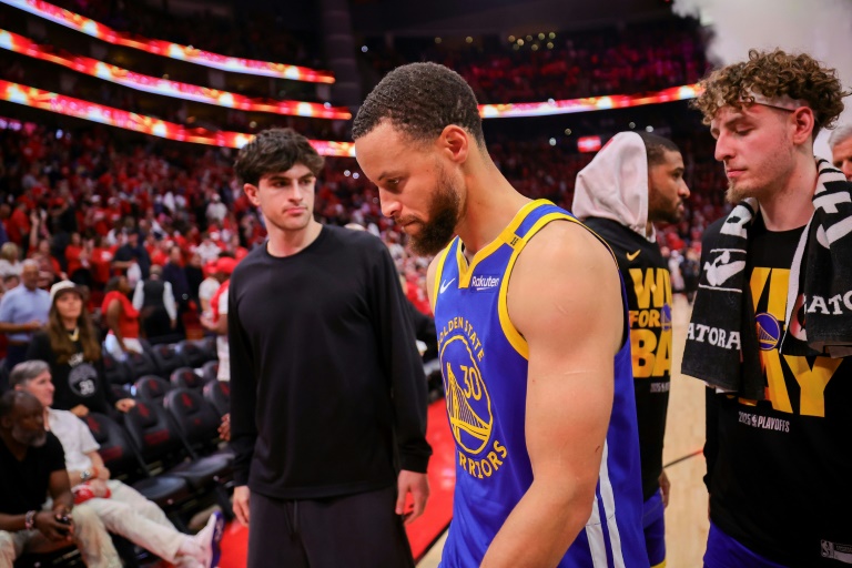 Stephen Curry quitte le parquet après la défaites des Golden State Warriors contre les Rockets lors du match 5 des play offs NBA, le 30 avril 2025 à Houston