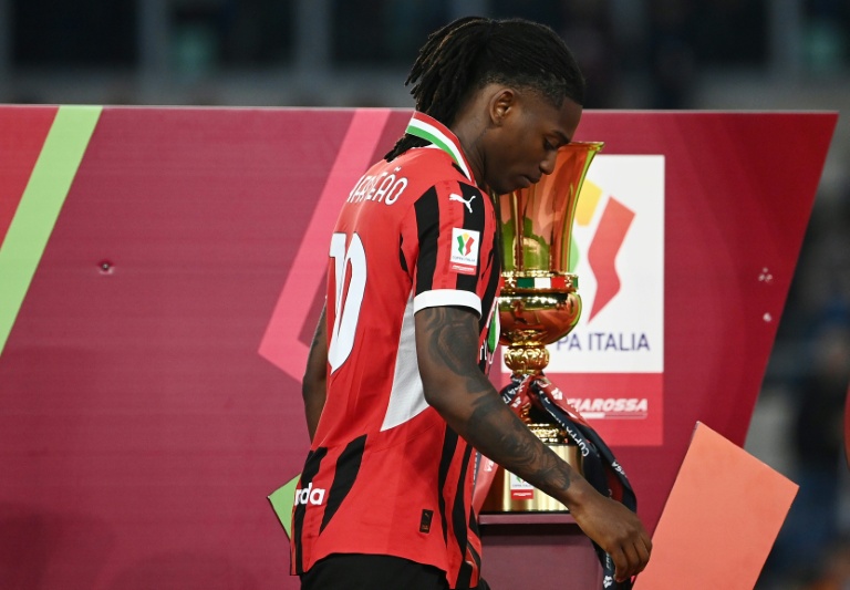 L'attaquant portugais de l'AC Milan Rafael Leao quitte le terrain après la cérémonie de la finale de la Coupe d'Italie contre Bologne, au stade olympique de Rome, le 14 mai 2025