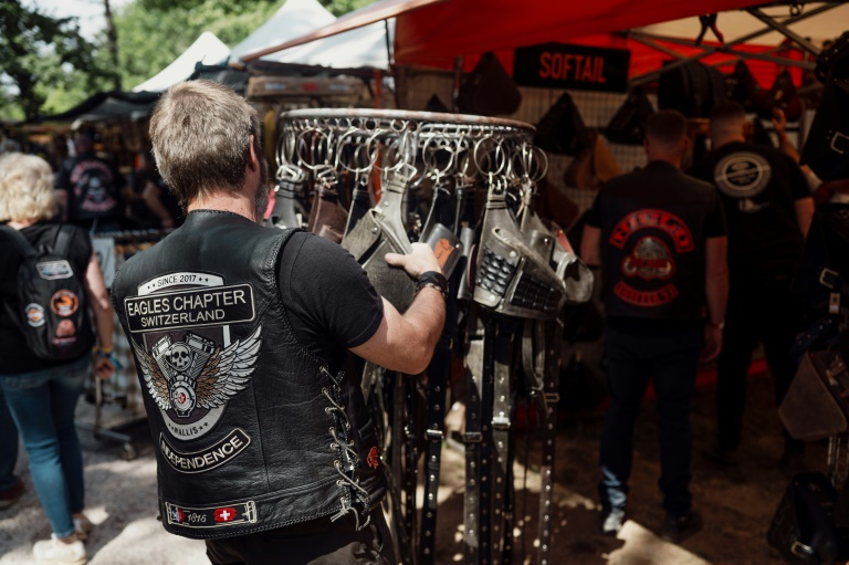 Un motard porte un blouson en cuir Harley-Davidson lors du festival Harley-Davidson Euro 2025 près de Grimaud, le 9 mai 2025 dans le Var