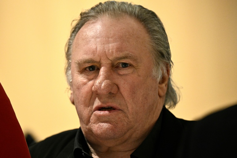 L'acteur français Gérard Depardieu arrive au quatrième jour de son procès, au tribunal correctionnel de Paris, le 27 mars 2025