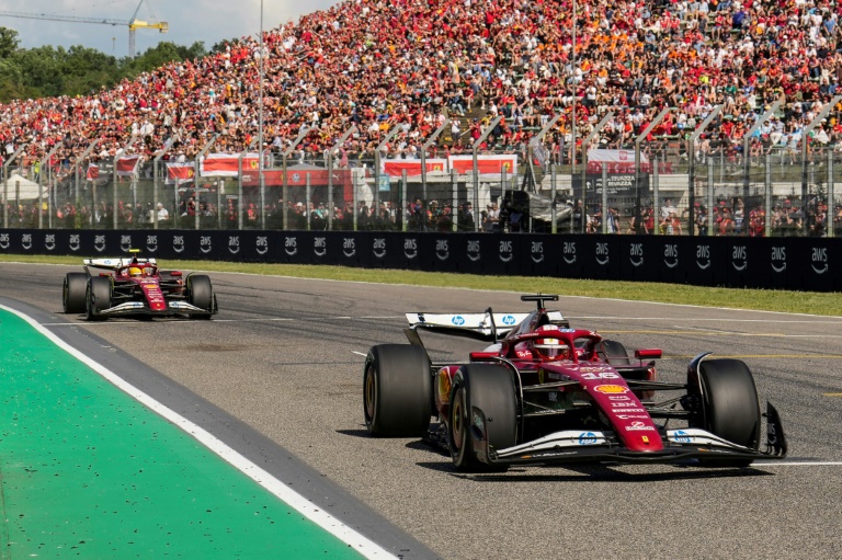 Les Ferrari du Monégasque Charles Leclerc (au premier plan) et du Britannique Lewis Hamilton lors du Grand Prix d'Emilie-Romagne sur le circuit d'Imola (Italie) le 18 mai 2025.