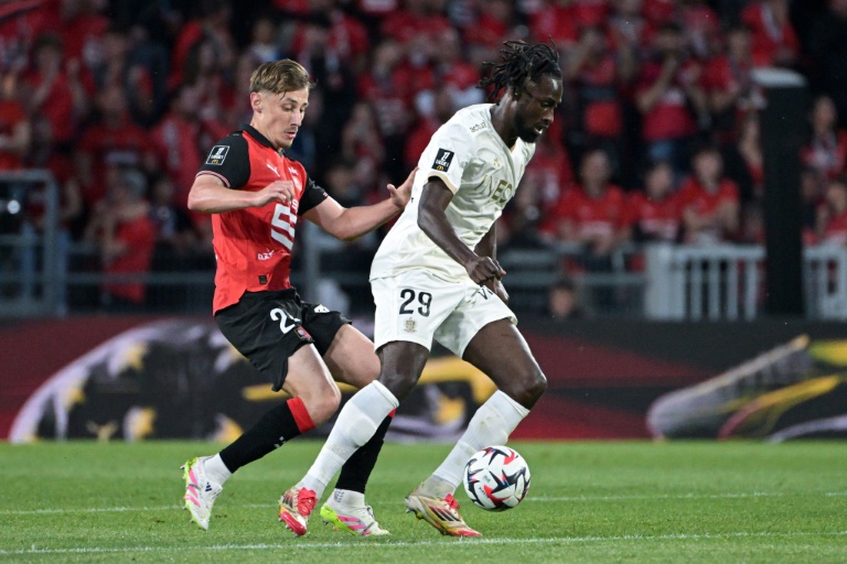 Evann Guessand avec le ballon pour Nice à Rennes le 10 mai 2025