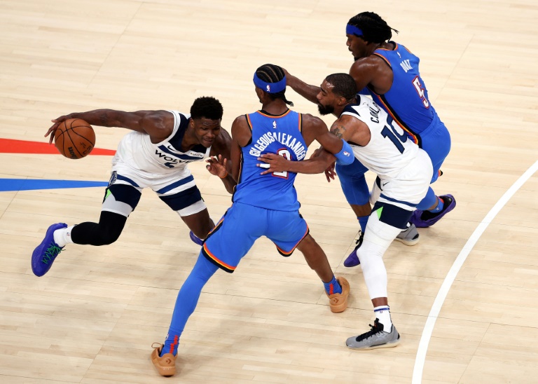 Anthony Edwards, des Minnesota Timberwolves, tente de trouver la faille dans la défense du Thunder, en finale de conférence Ouest de la NBA, le 28 mai 2025 à Oklahoma City